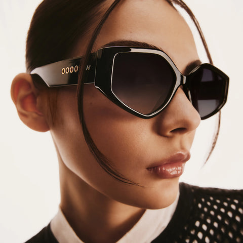 QUAY Hot Gossip Sunglasses - Black/Smoke